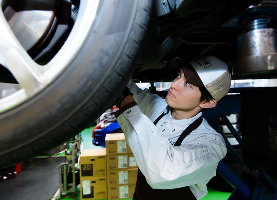 自動車のメンテナンスをする整備士の男性｜タイヤ館